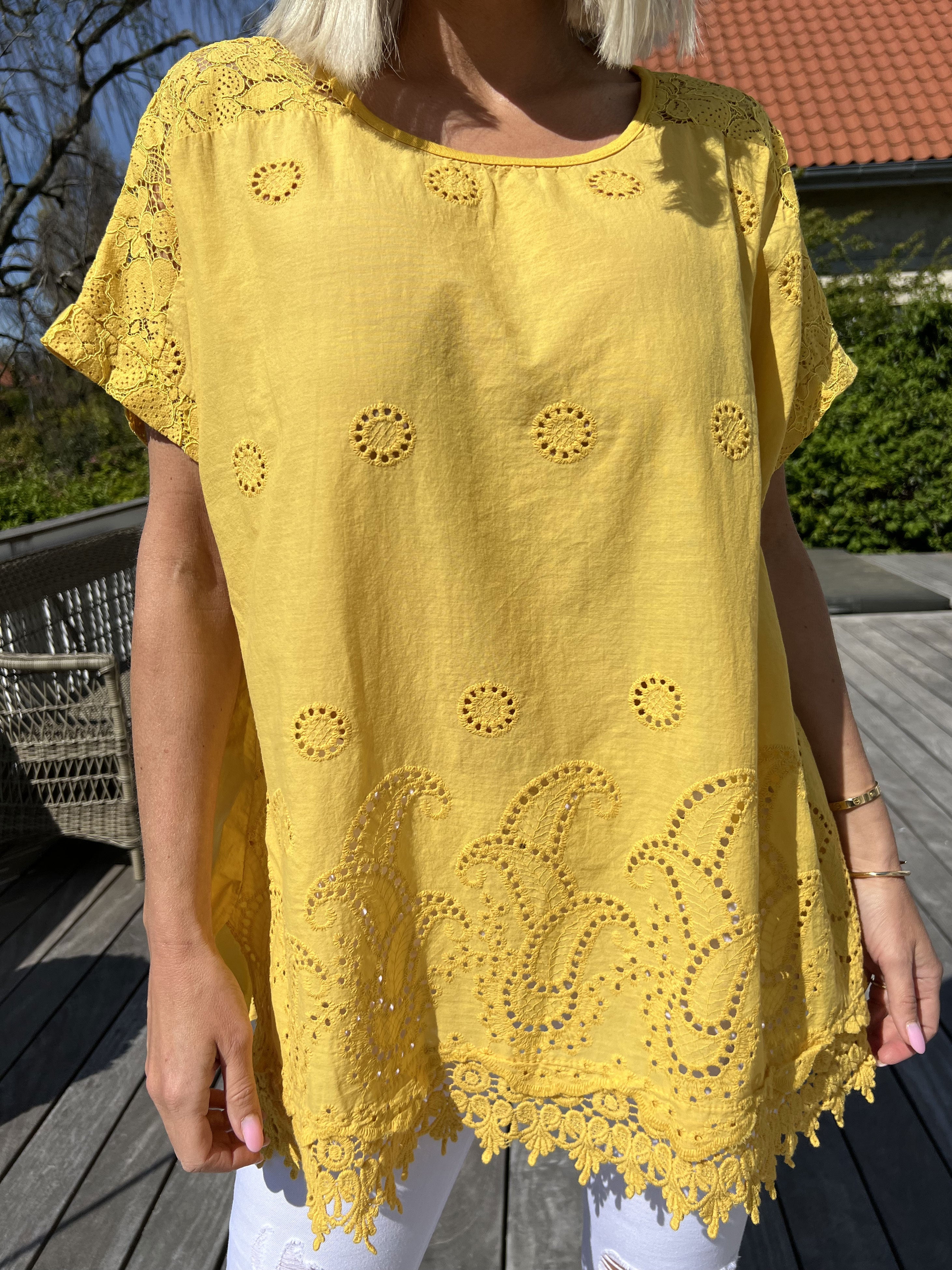 Inna - Sød top med blonder og broderi anglaise